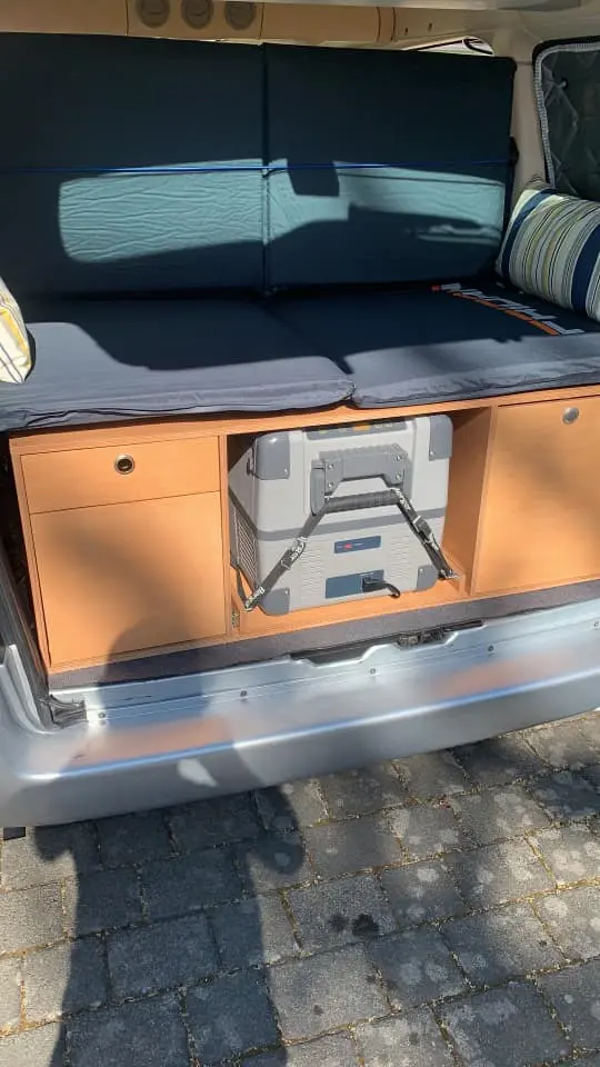 ausbebautes auto mit kühlmöglichkeit