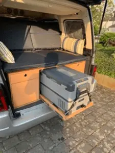 ausbebautes auto mit kühlmöglichkeit