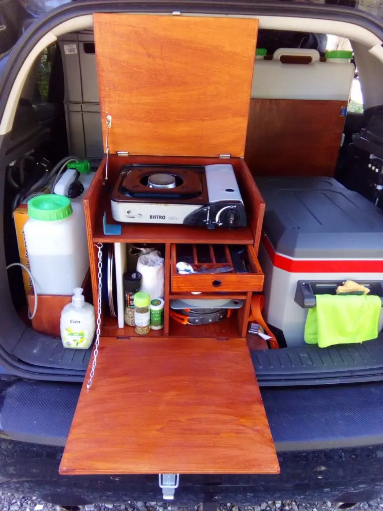 ausbebautes auto mit kühlmöglichkeit