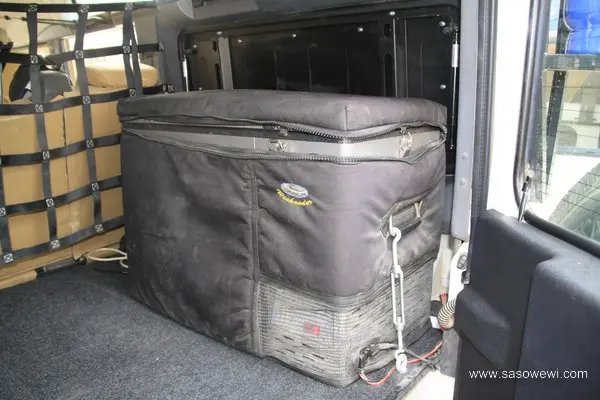 ausbebautes auto mit kühlmöglichkeit