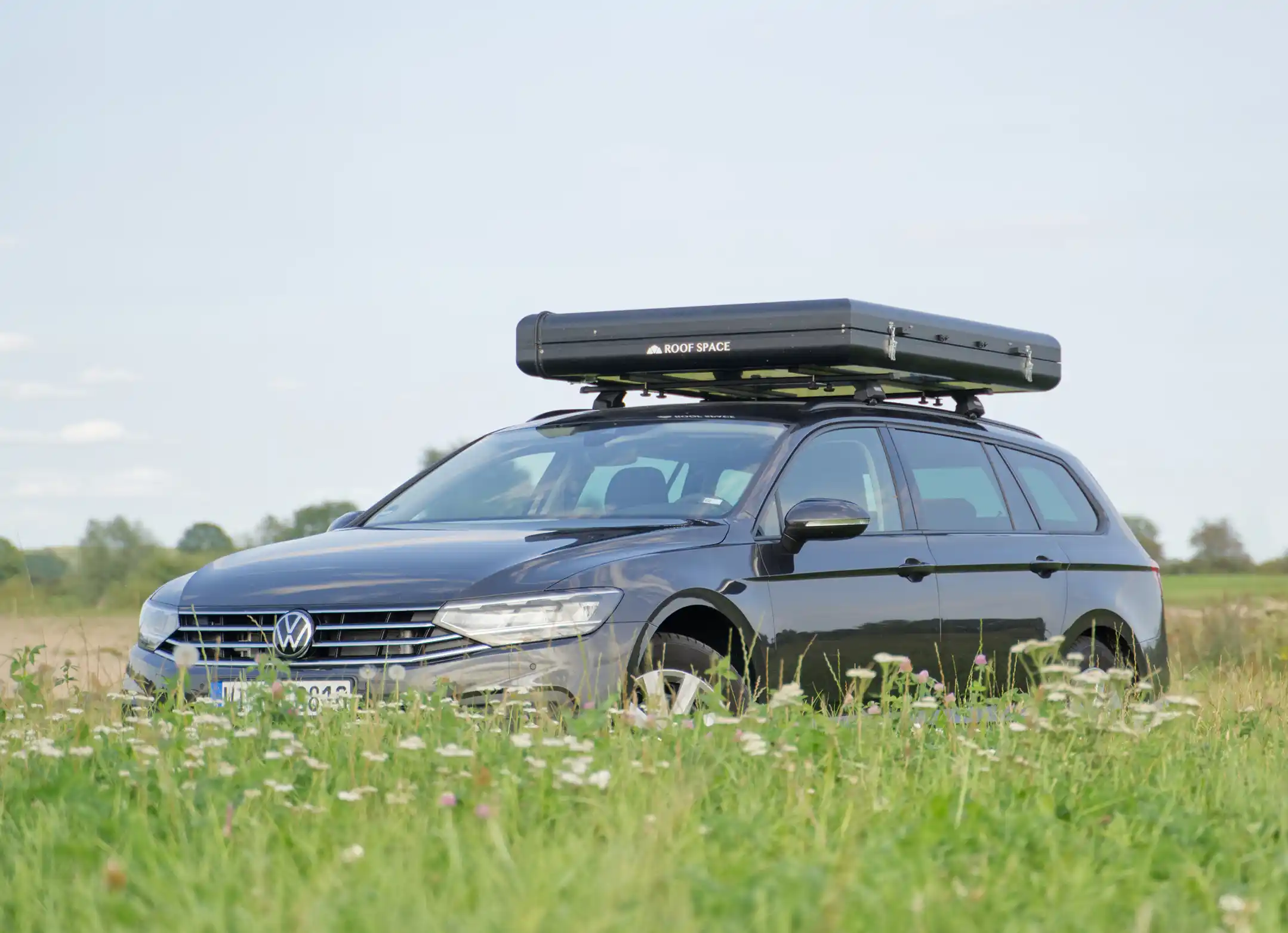 ROOF SPACE ROOF SPACE 2 Hybriddachzelt geschlossen auf PKW