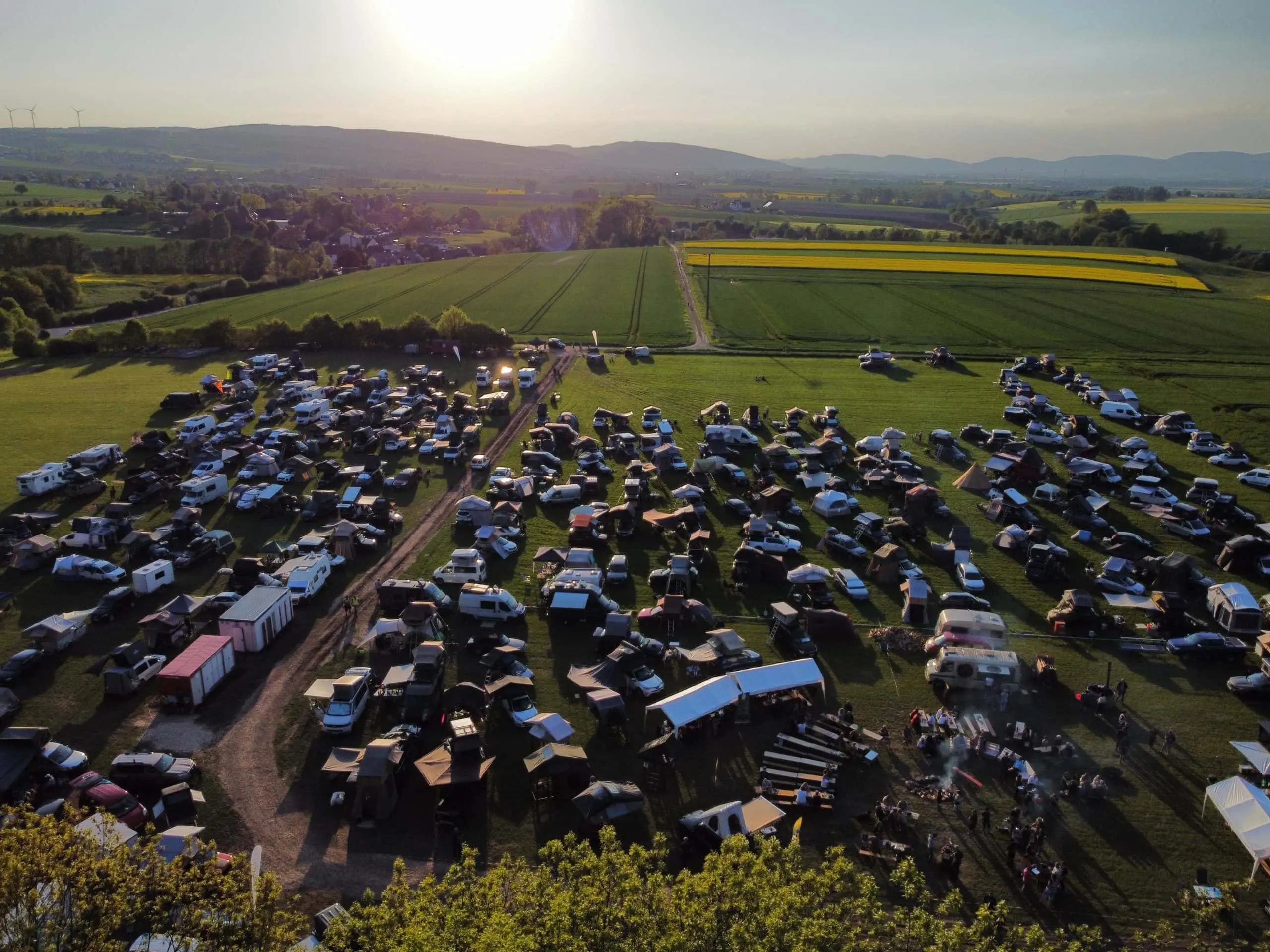 vogelperspektive eines dachzelt camps