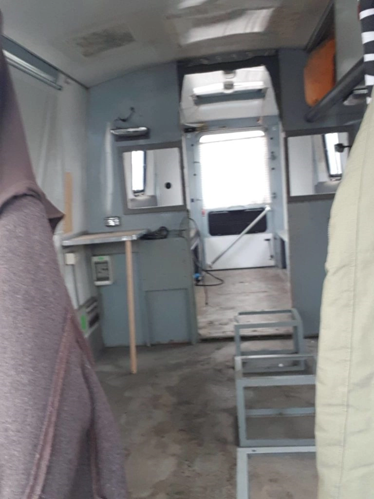 Polizeibus im Prozess zum Dachzelt Mobil