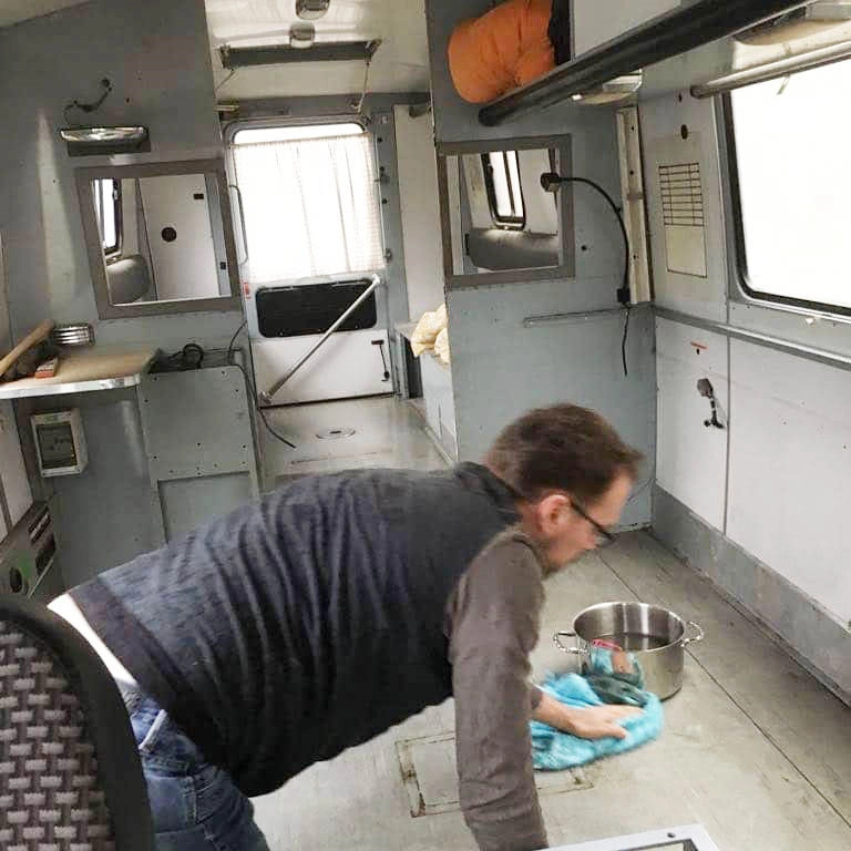 Polizeibus im Prozess zum Dachzelt Mobil