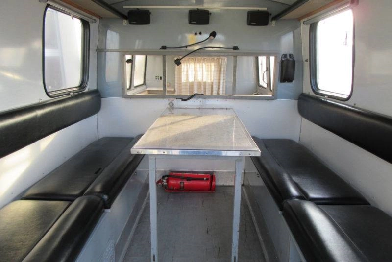 Polizeibus im Prozess zum Dachzelt Mobil