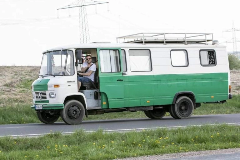 Polizeibus im Prozess zum Dachzelt Mobil