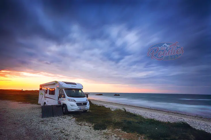 wohnmobil an einem fluss abendstimmung