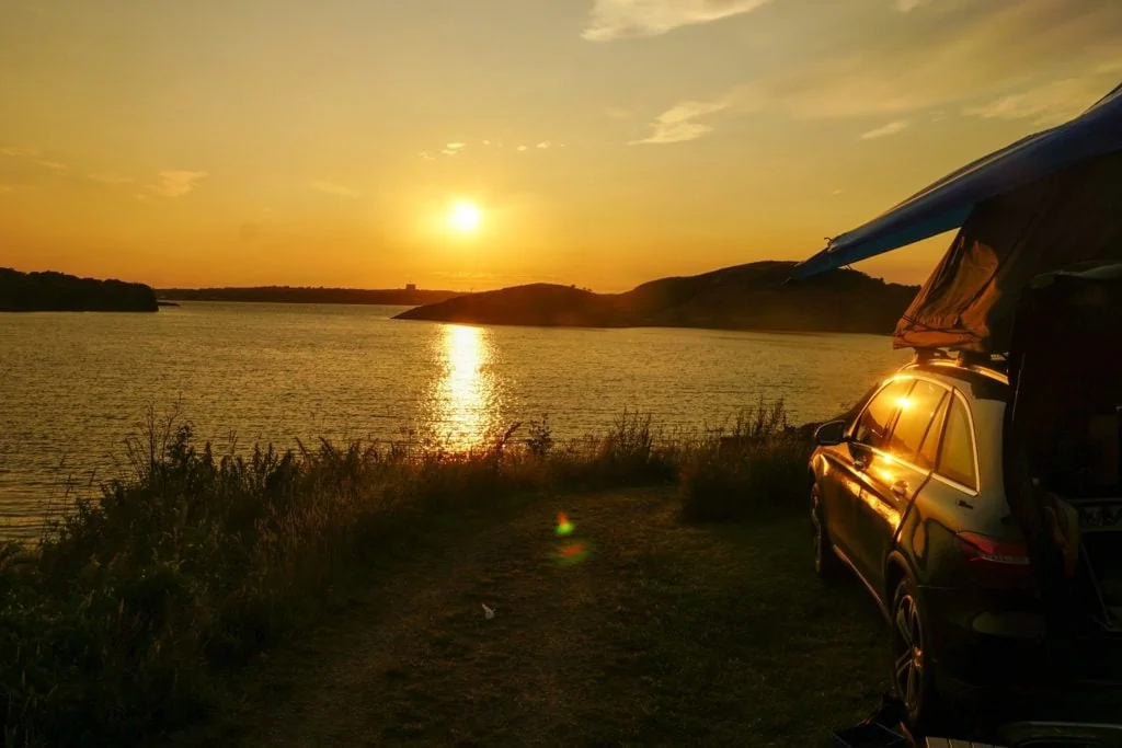 Dachzelt an einem see sonnenaufgang