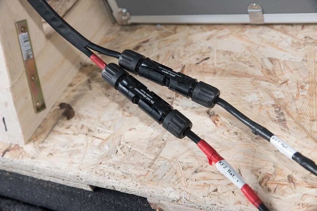 Der Anschluss an die Elektronik im Kofferraum mit den MC4-Steckern