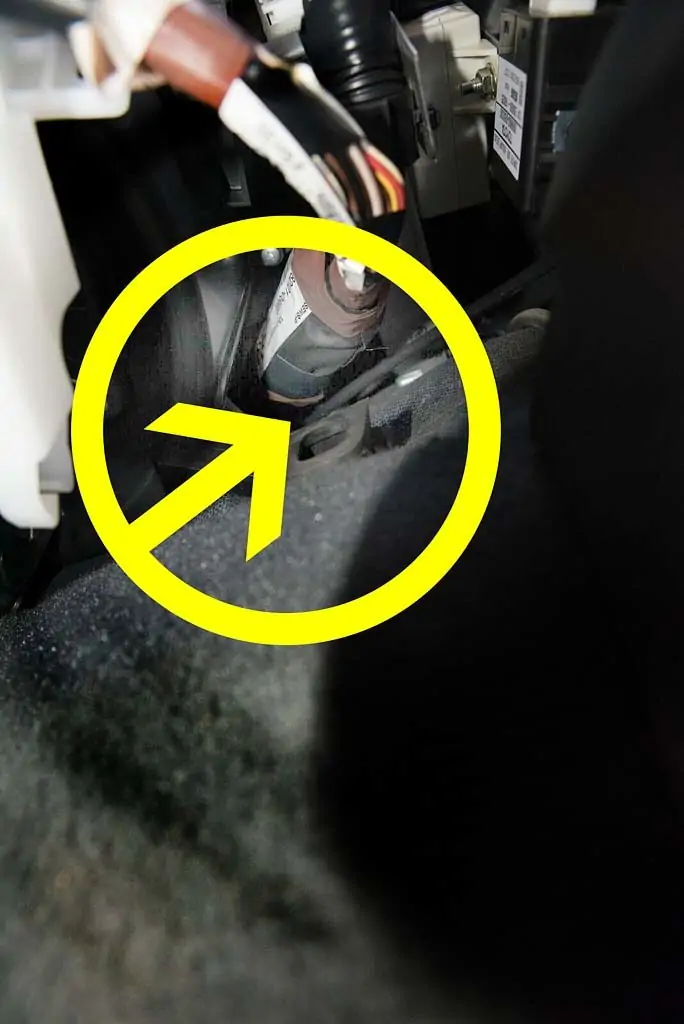 Kabelaustritt unterhalb vom Handschuhfach