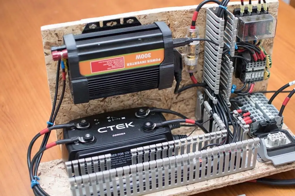Die Elektronik mit geöffneten Kabelkanälen