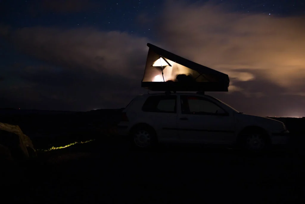 beleuchtetes dachzelt in der nacht