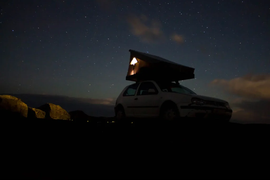 beleuchtetes Dachzelt in der Nacht