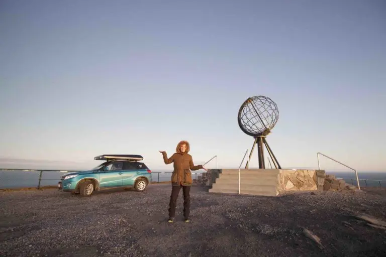 frau mit dachzelt und auto am nordkap