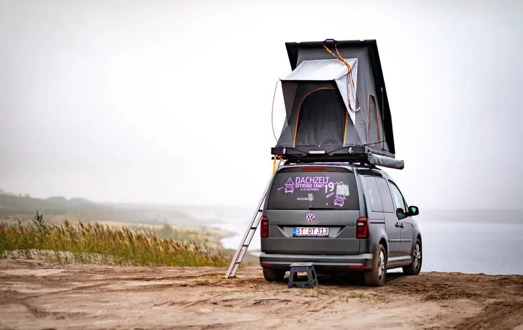 Dennis Caddy IV mit Alu-Cab Expedition 3 Dachzelt