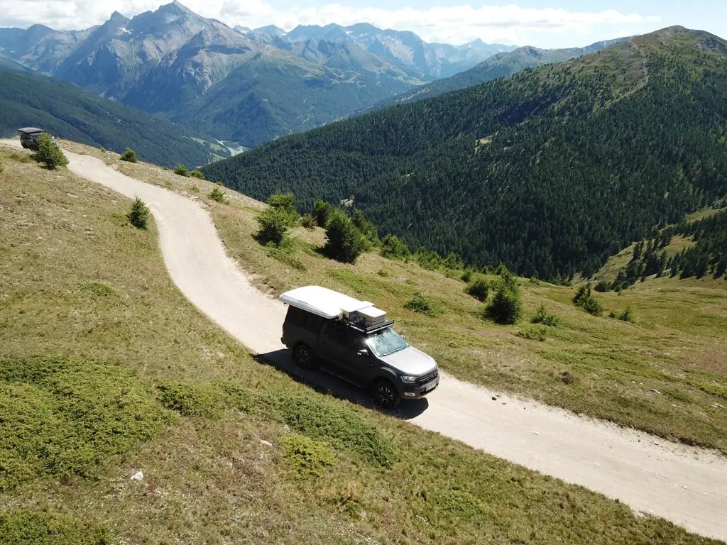 Familie Sands Ford Ranger mit Autohome Maggiolina Airlander 360° XL Dachzelt