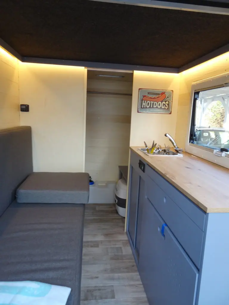 Björns Kastenanhänger mit Alu-Cab Series 3 Dachzelt