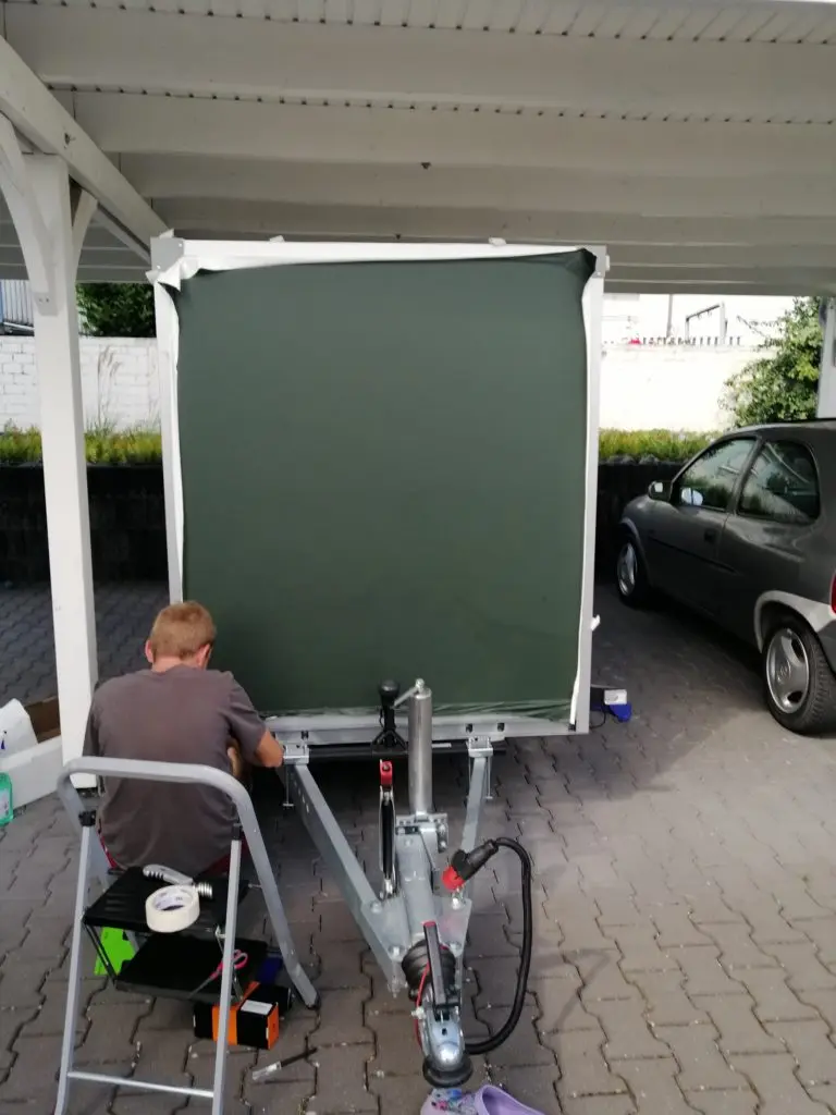 Björns Kastenanhänger mit Alu-Cab Series 3 Dachzelt