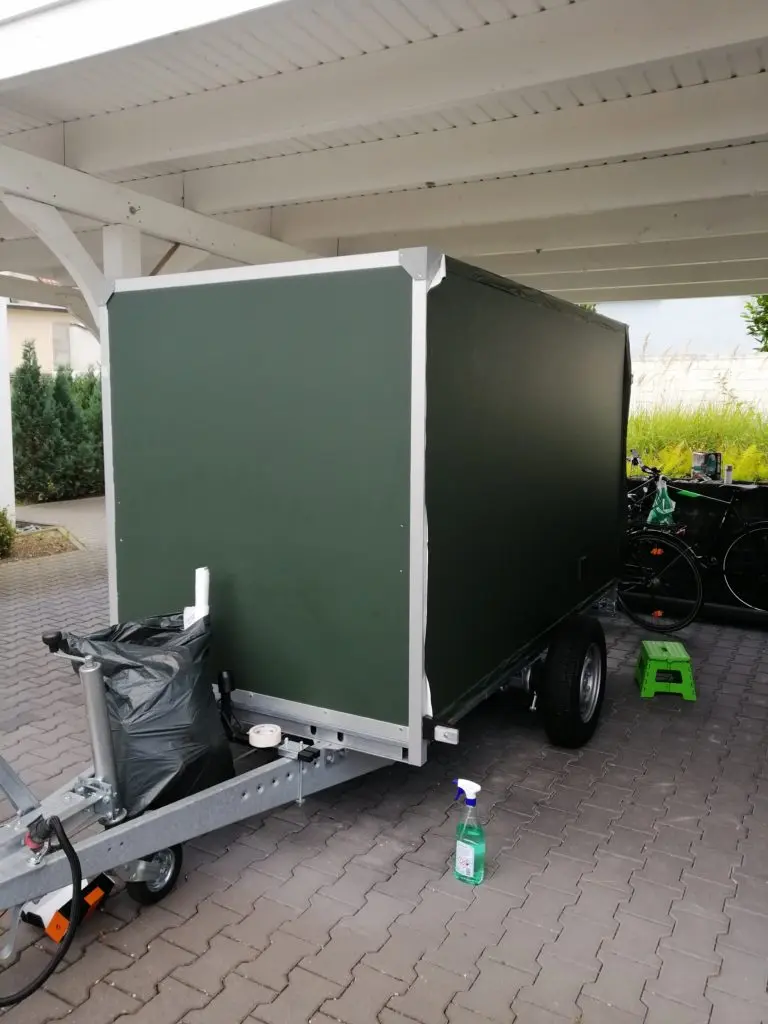 Björns Kastenanhänger mit Alu-Cab Series 3 Dachzelt