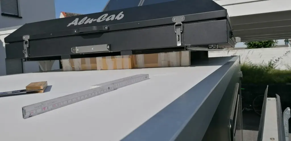 Björns Kastenanhänger mit Alu-Cab Series 3 Dachzelt