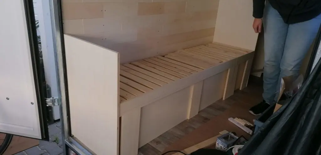 Björns Kastenanhänger mit Alu-Cab Series 3 Dachzelt