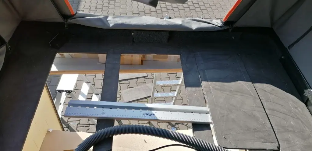 Björns Kastenanhänger mit Alu-Cab Series 3 Dachzelt