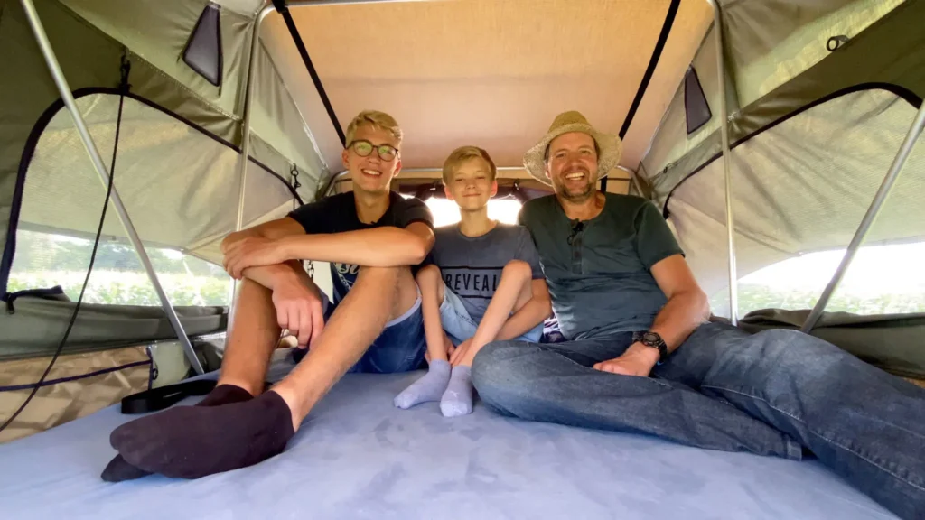 Sören, Malte & Hinnerk mit ihrem VW T5 mit Gordigear 140 Dachzelt