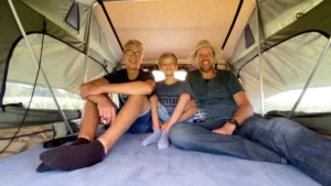 Sören, Malte & Hinnerk mit ihrem VW T5 mit Gordigear 140 Dachzelt