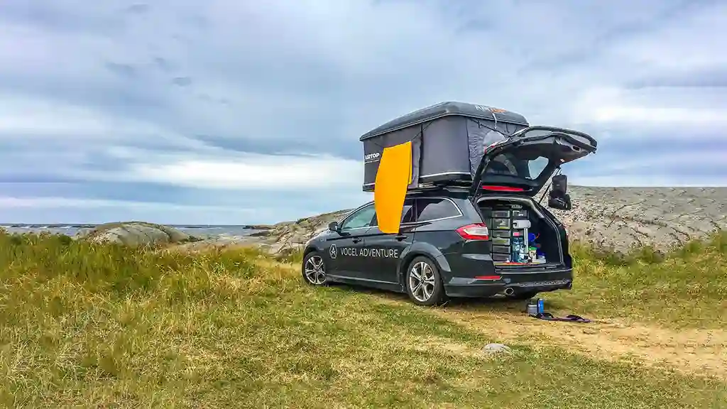 Dachzelt Versicherung Auto mit Dachzelt in der Natur