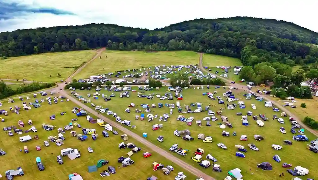 dachzelt event luftaufnahme wald wiese strasse