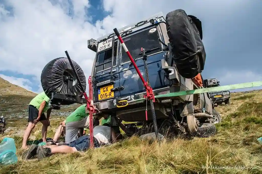 helfen Reparatur am auto offroad mit dachzelt KFZ Hilfe