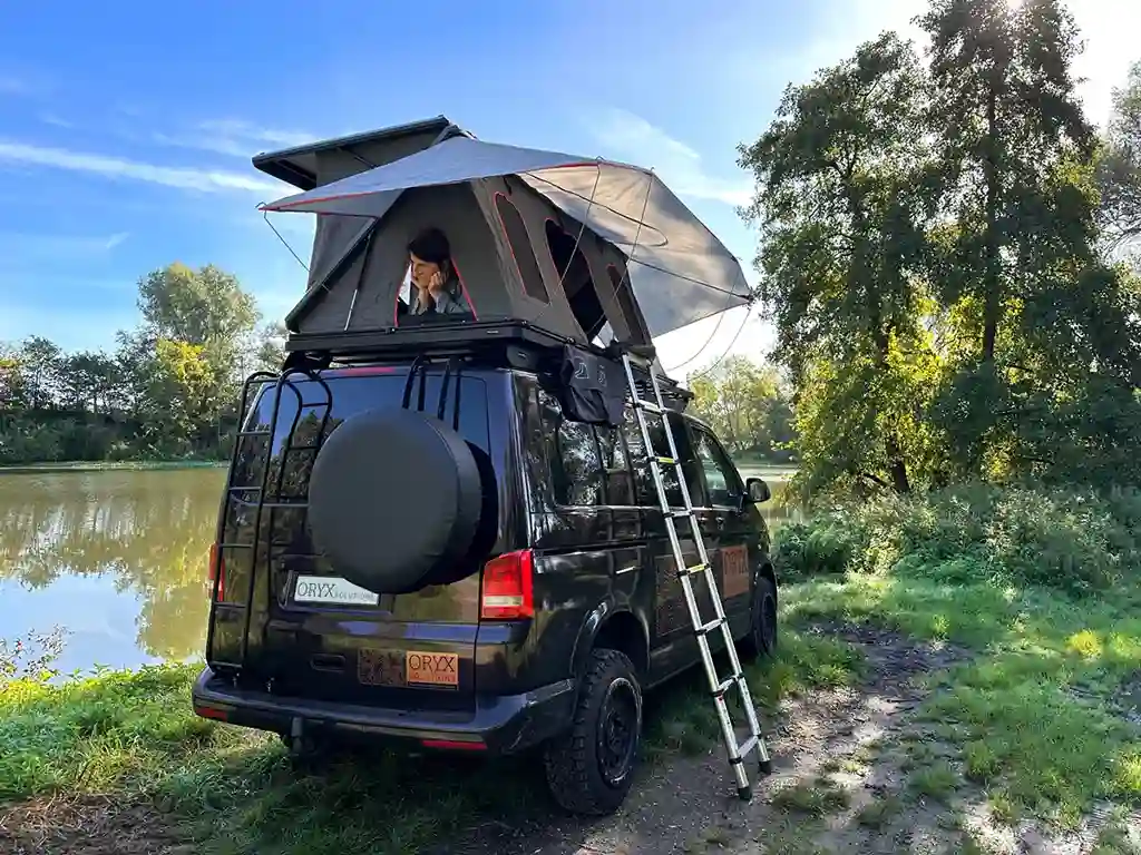 flaches dachzelt elephant von oryx solutions auf einem geländewagen im grünen wasser blauer himmel alu hartschalen dachzelt