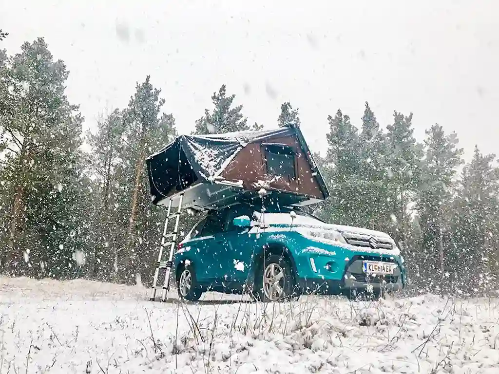 Winter Camping mit dem Dachzelt Schnee und Eis Schneelandschaft Winterwonderland