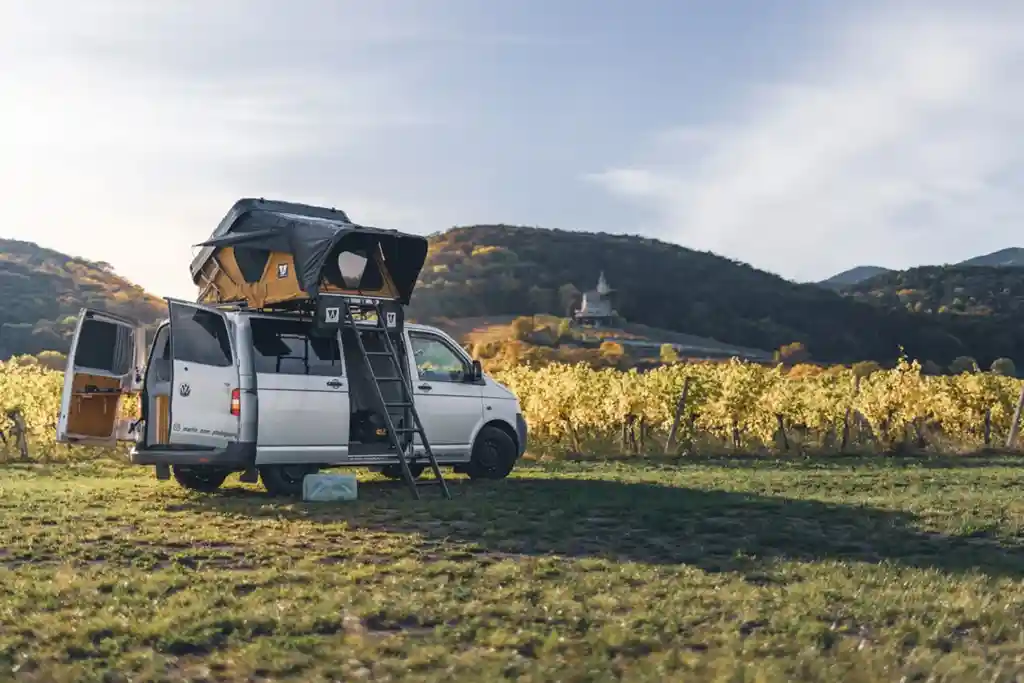 leichte dachzelte im dachzeltnomaden shop vickywood hybriddachzelt aufgebaut weinberg