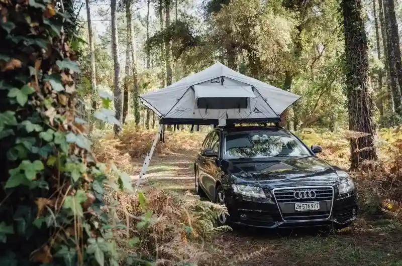 Dachzelt Tenturi light auf einem auto montiert wald bäume bunte blätter herbst