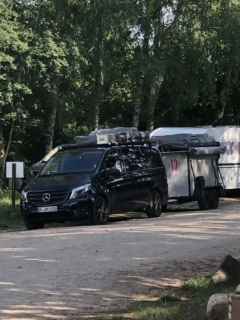 klappdachzelt auf dem auto und klappdachzelt auf dem anhänger