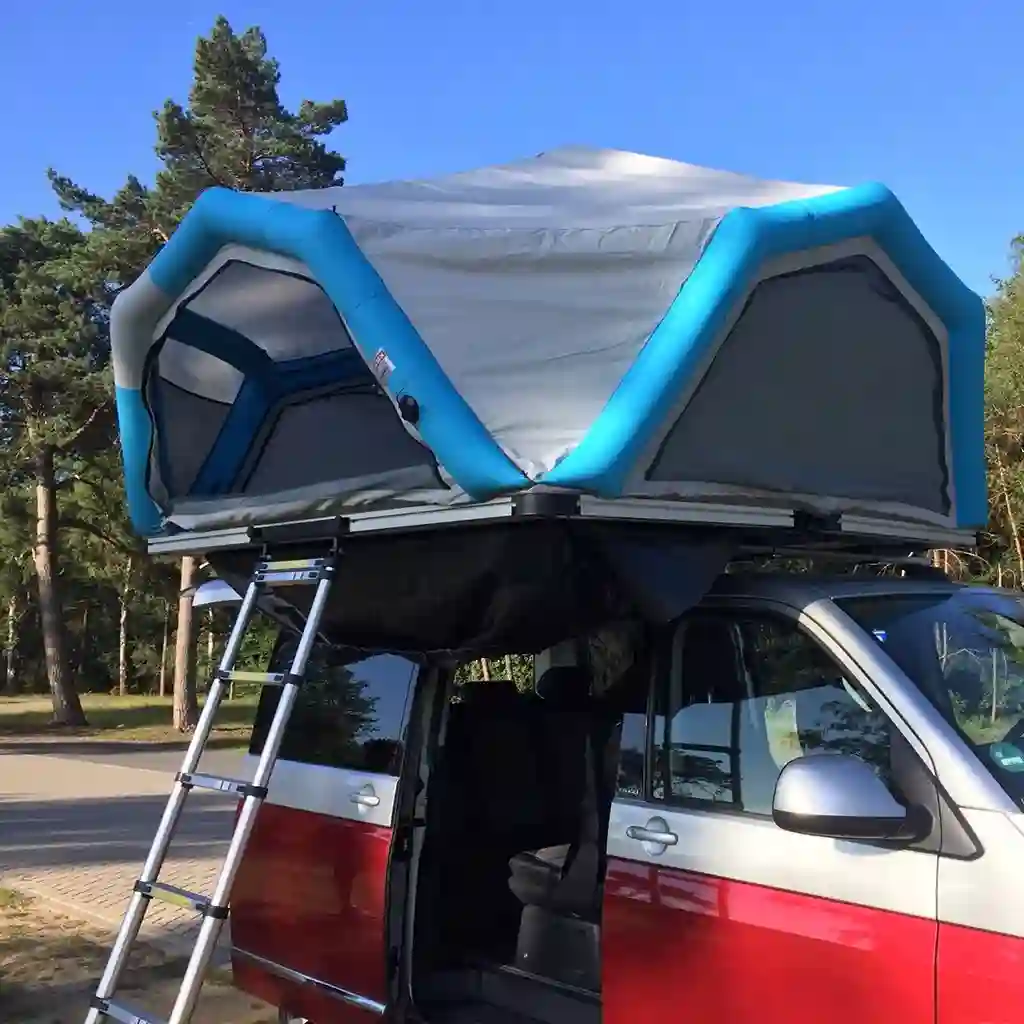 aufblasbares dachzelt von fjordsen air xl auf einem auto aufgebaut, blauer himmel