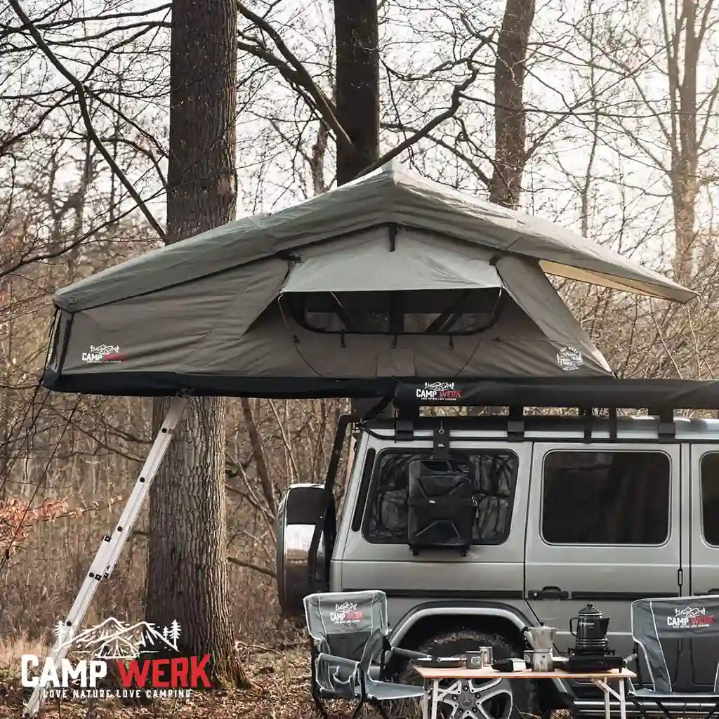 uebersicht campwerk dachzelte klappdachzelt auf gelaendewagen wald 