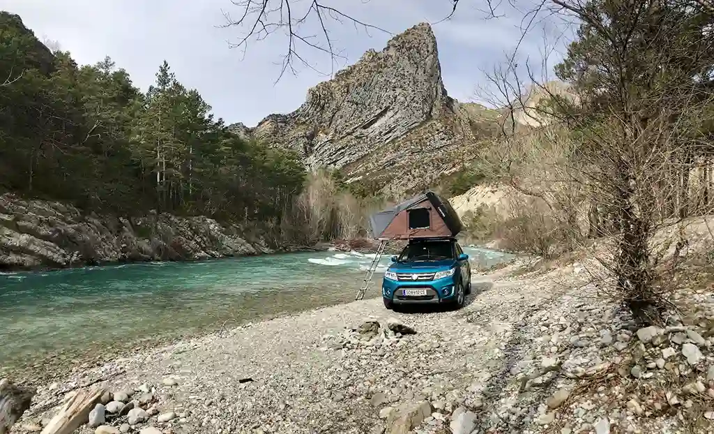 dachzelt regeln gesetze bergsee suzuki mit hybriddahzelt felsen baeume