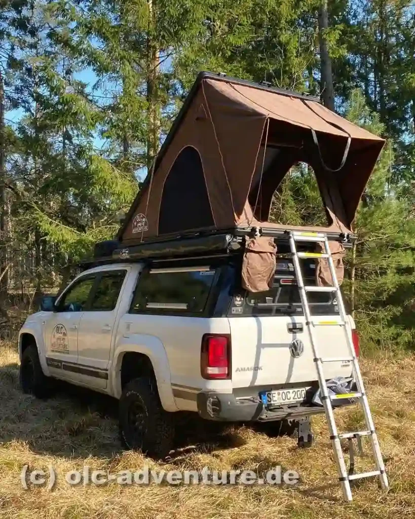 alu hartschalen dachzelt olc140alu von OLC Adventure auf einem Geländewagen im Wald