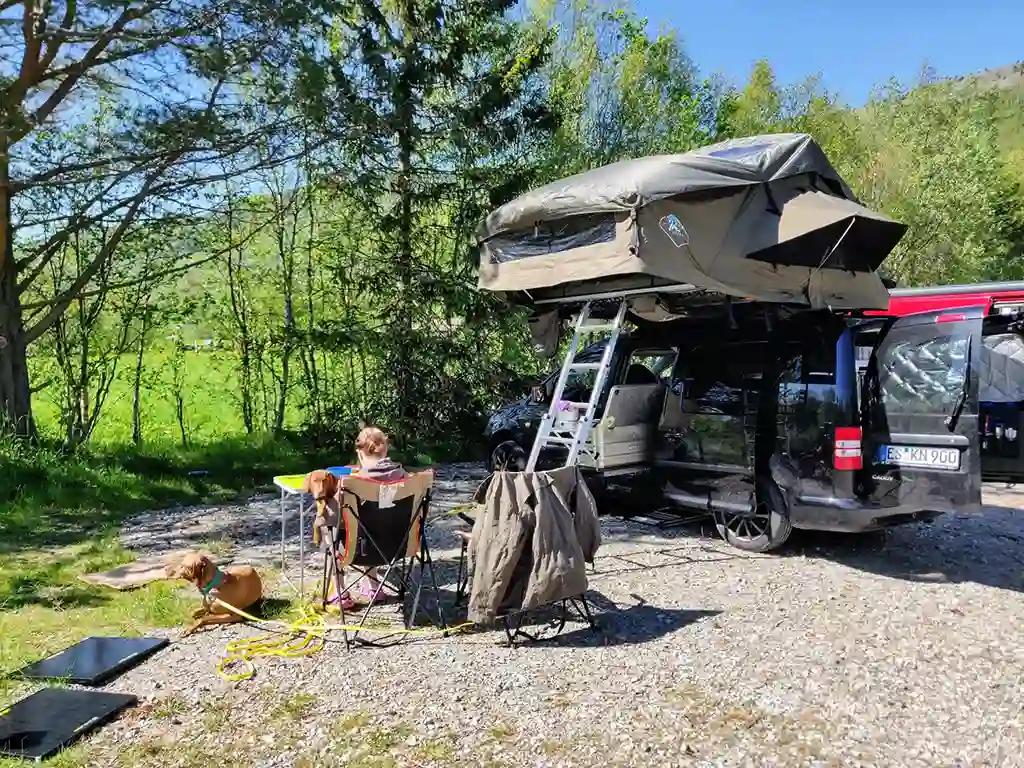 Klappdachzelt dachzelt zum aufklappen aufklappbares zelt hund Frau Campingmoebel