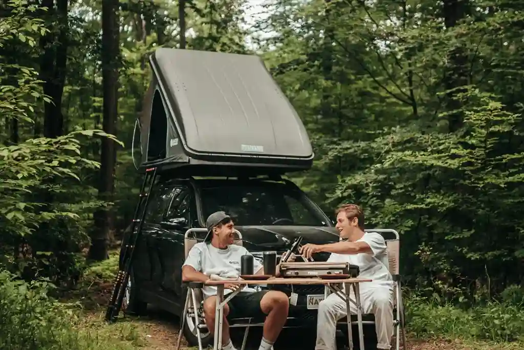 naturbummler dachzelt flitzer II im Wald 2 maenner