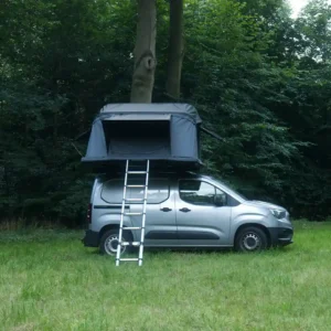 ROOF SPACE 4 Hybriddachzelt offen Seitenansicht auf PKW Baeume Wiese