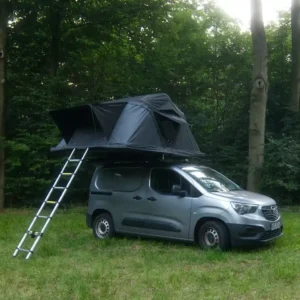 ROOF SPACE 4 Hybriddachzelt offen auf PKW Baeume Wiese