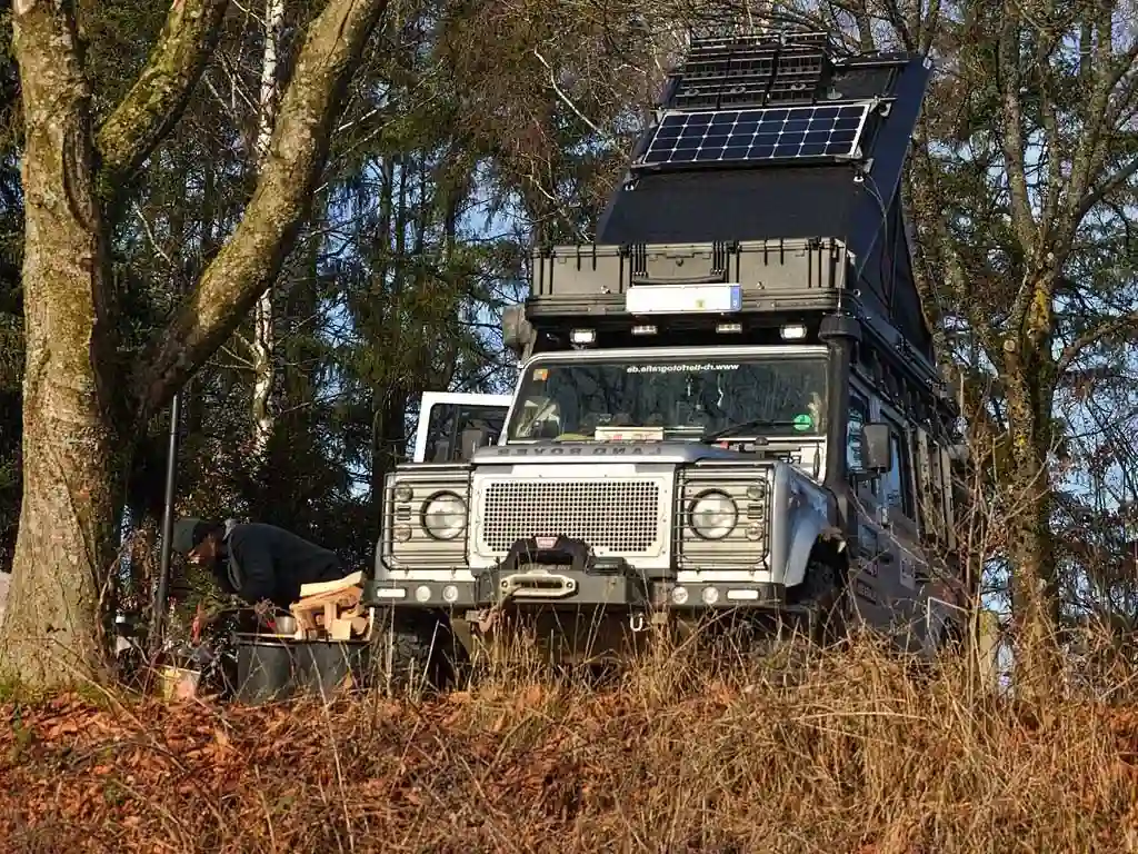 zubehoer stromversorgung Geländefahrzeug mit Solarpanel und Dachzelt