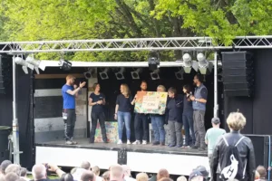 spenden Bühne mit Menschen bei einem Spendenanlass