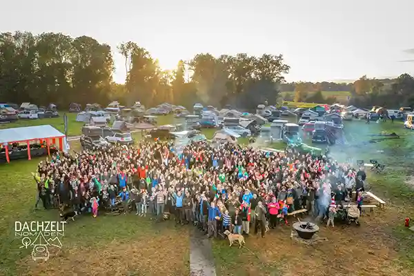 luftaufnahme von menschen und autos mit dachzelten