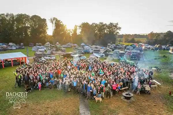 luftaufnahme von menschen und autos mit dachzelten