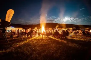 Lagerfeuer Menschen beim DACHZELTCAMP