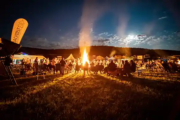 Lagerfeuer Menschen beim DACHZELTCAMP